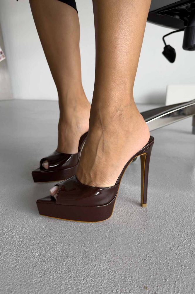 Hubert Burnu Açık İnce Topuk 13 Cm Acı Kahve Rugan Terlik resmi