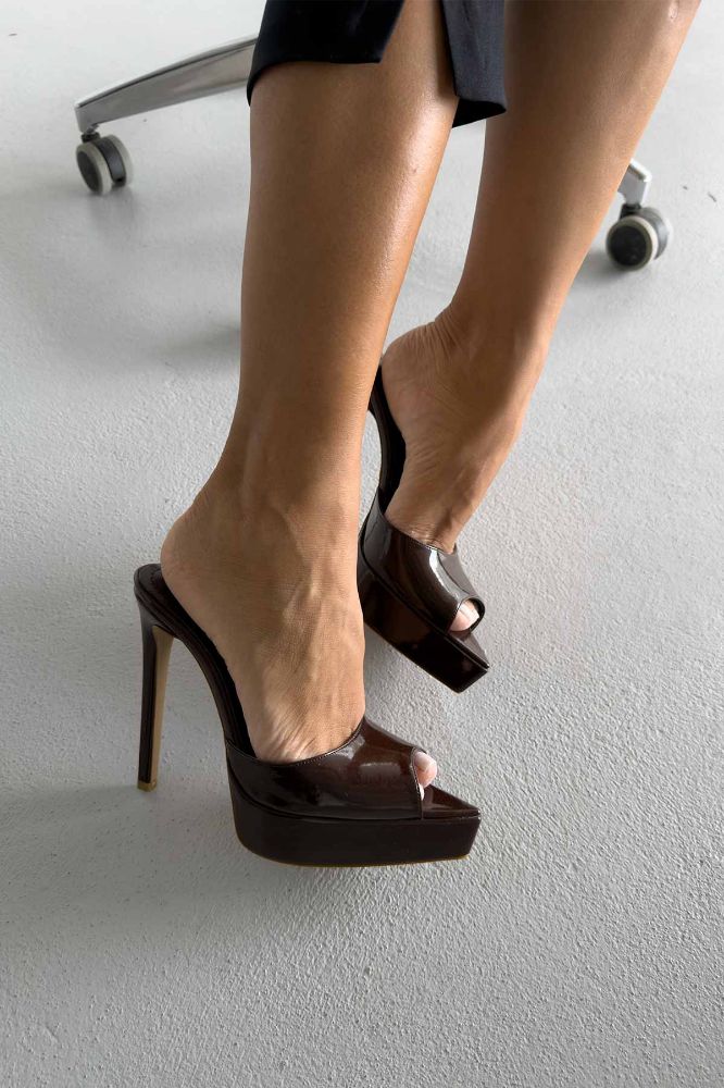 Hubert Burnu Açık İnce Topuk 13 Cm Acı Kahve Rugan Terlik resmi