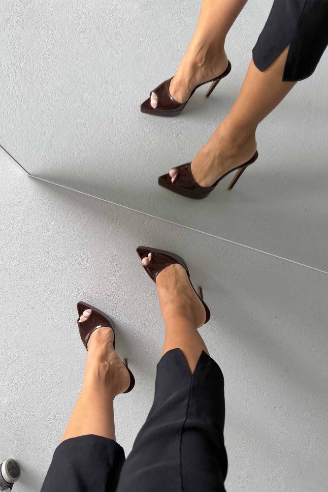 Hubert Burnu Açık İnce Topuk 13 Cm Acı Kahve Rugan Terlik resmi