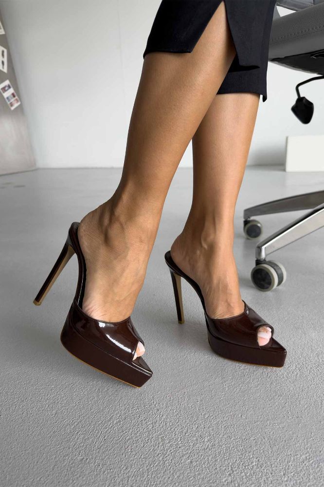 Hubert Burnu Açık İnce Topuk 13 Cm Acı Kahve Rugan Terlik resmi